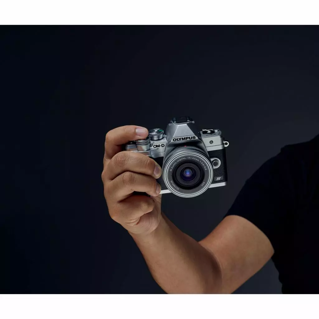 Цифровой фотоаппарат Olympus E-M10 mark IV Pancake Zoom 14-42 Kit silver/silver (V207132SE000) - 3