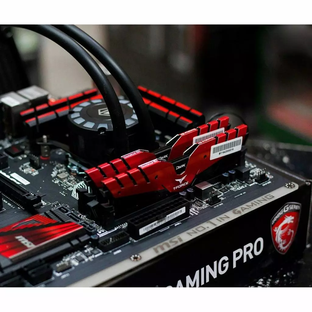 Модуль памяти для компьютера DDR4 8GB 2400 MHz Dark Red Team (TDRED48G2400HC1601) - 1 Модуль памяти для компьютера DDR4 8GB 2400 MHz Dark Red Team (TDRED48G2400HC1601) - 1