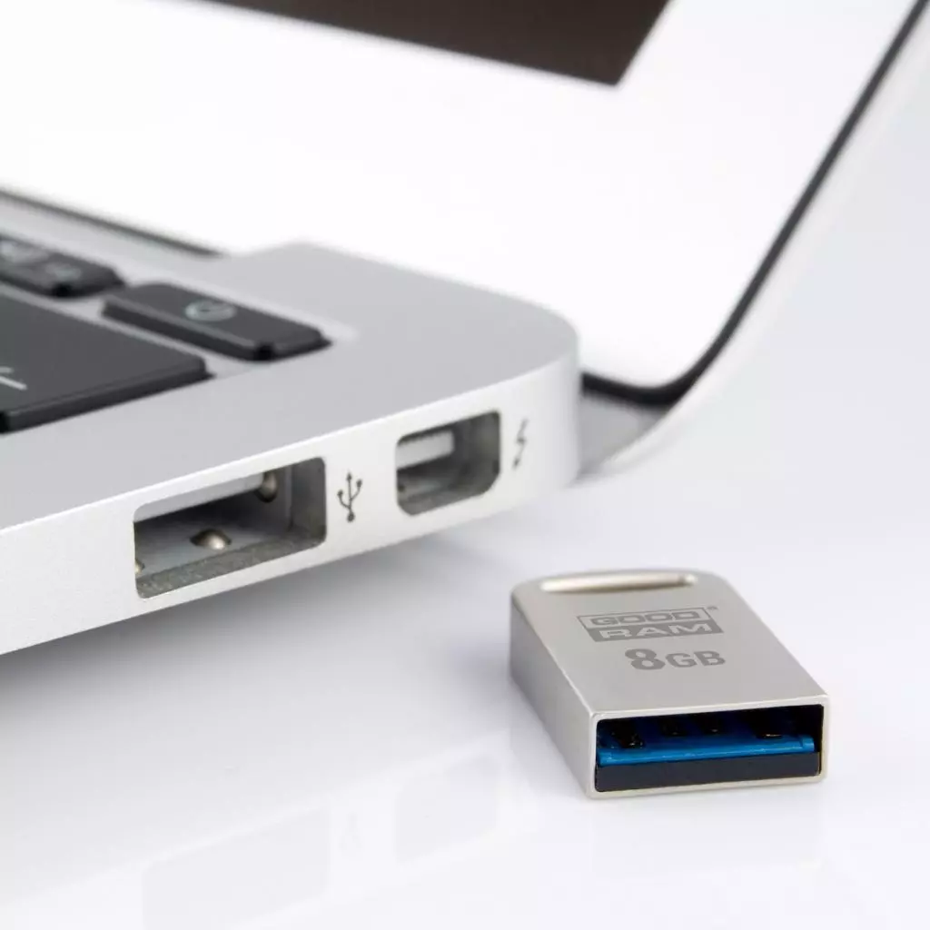 USB флеш накопитель Goodram 8GB Point Silver USB 3.0 (UPO3-0080S0R11) - 1 USB флеш накопитель Goodram 8GB Point Silver USB 3.0 (UPO3-0080S0R11) - 1